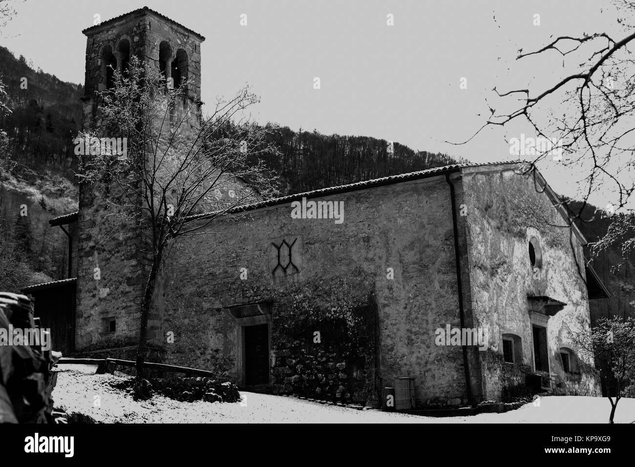 Une petite église h haute dans les montagnes - Riva del Garda - Italie Banque D'Images