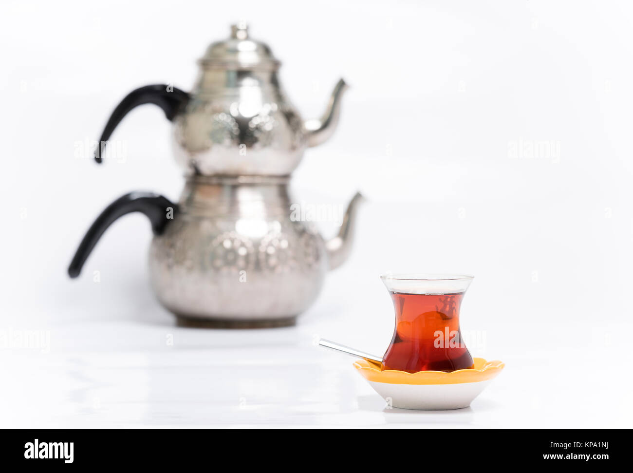 Caledonie théière turque de cuivre et du thé turc Banque D'Images