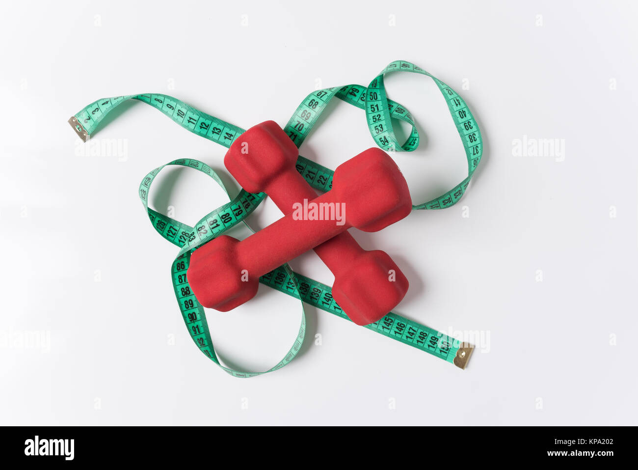 Petite salle de remise en forme sur mesure et les haltères sur compteur blanc pur. Banque D'Images