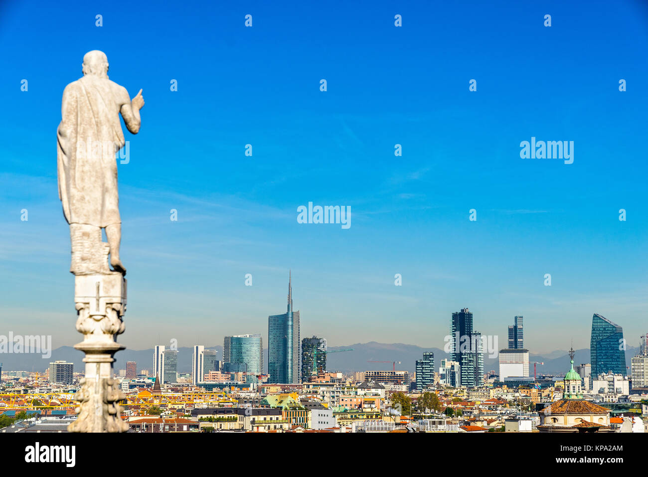 Toits de Milan, vue depuis le toit du Dôme de Milan, (la cathédrale de Milan), en Italie. Banque D'Images