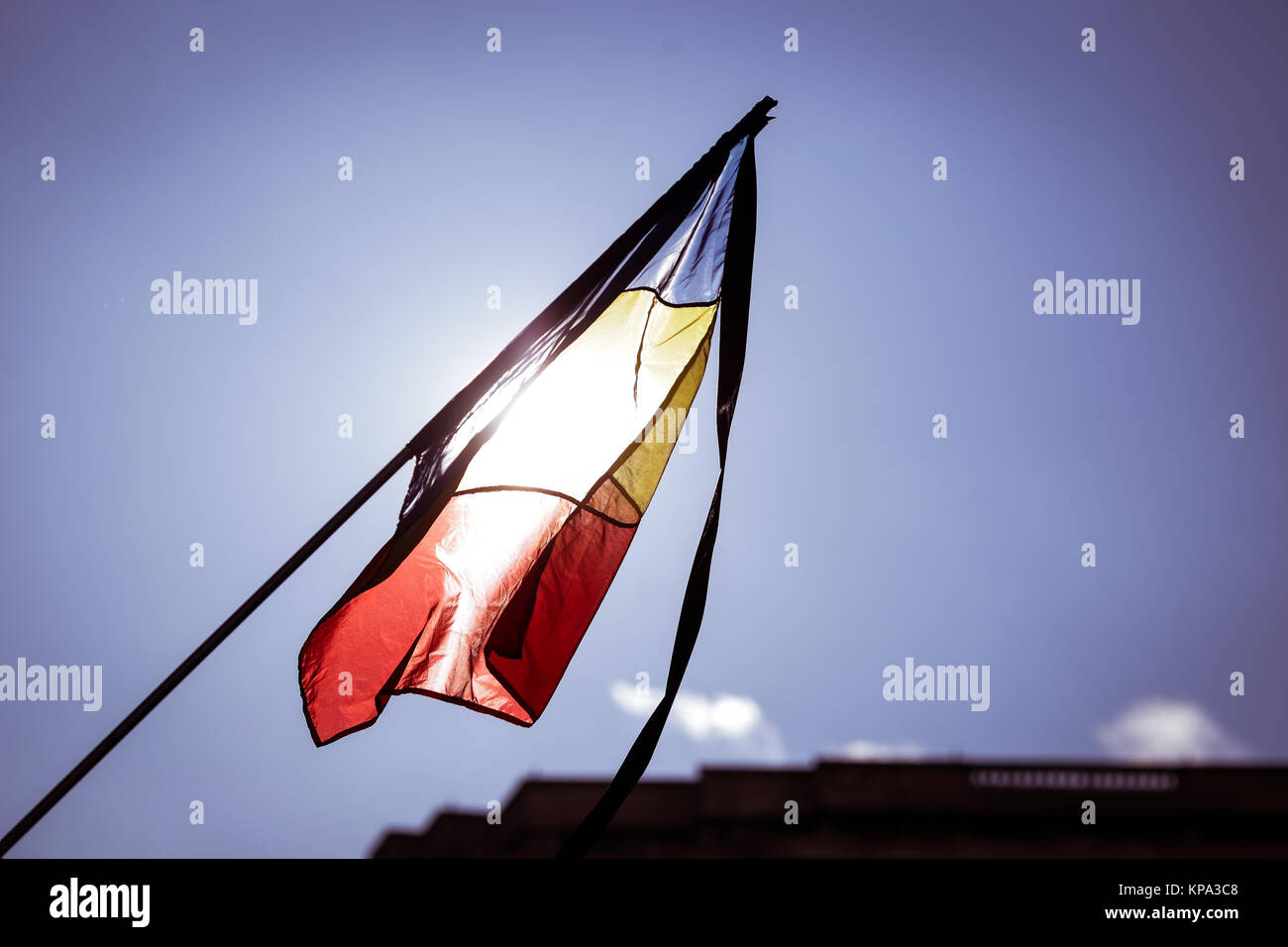 Le drapeau de la Roumanie en berne pendant un jour de deuil national Banque D'Images