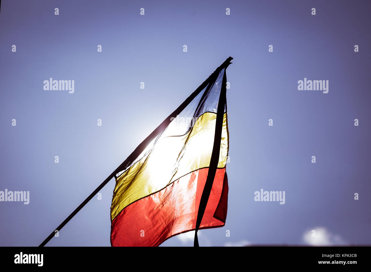 Le drapeau de la Roumanie en berne pendant un jour de deuil national Banque D'Images