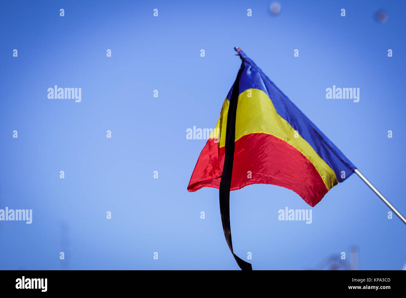 Le drapeau de la Roumanie en berne pendant un jour de deuil national Banque D'Images