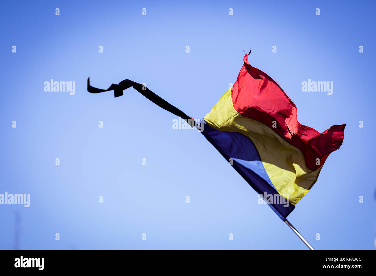Le drapeau de la Roumanie en berne pendant un jour de deuil national Banque D'Images