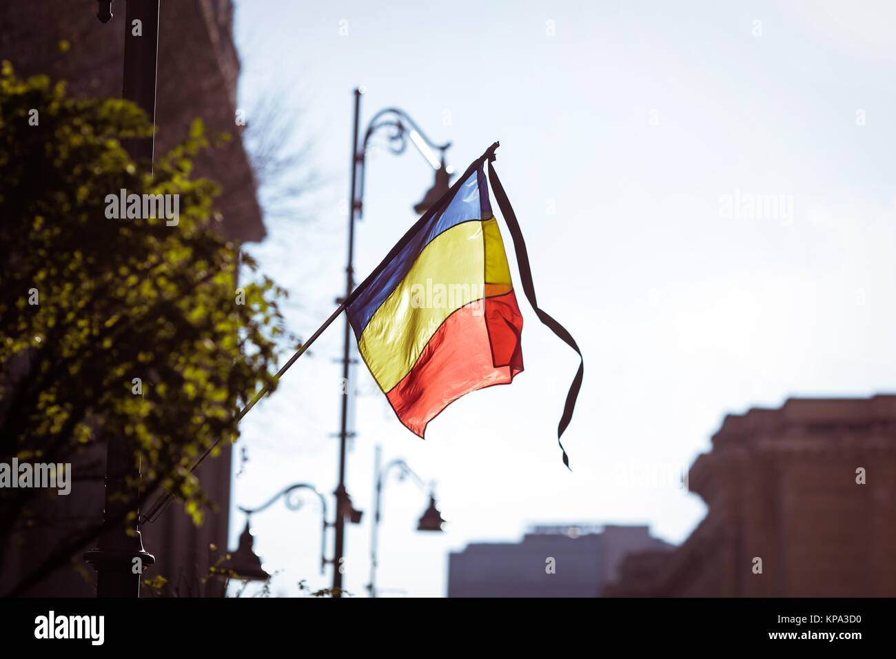 Le drapeau de la Roumanie en berne pendant un jour de deuil national Banque D'Images