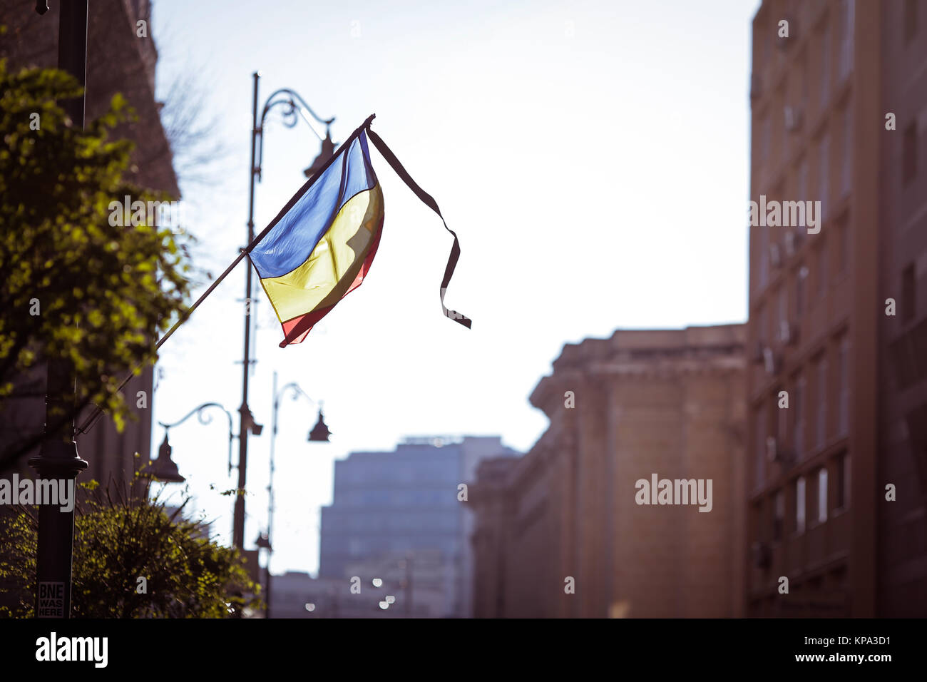 Le drapeau de la Roumanie en berne pendant un jour de deuil national Banque D'Images