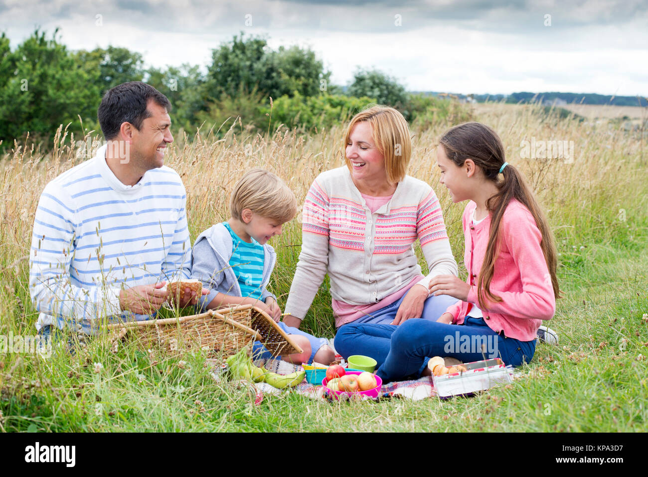 Pique-nique en famille à la plage Banque D'Images