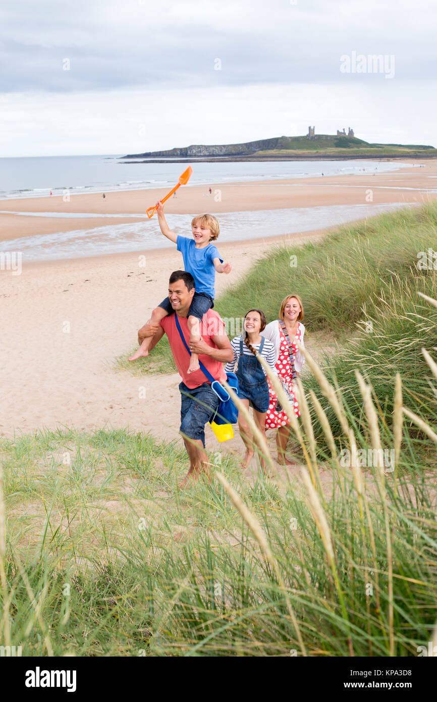 Famille de quitter la plage Banque D'Images