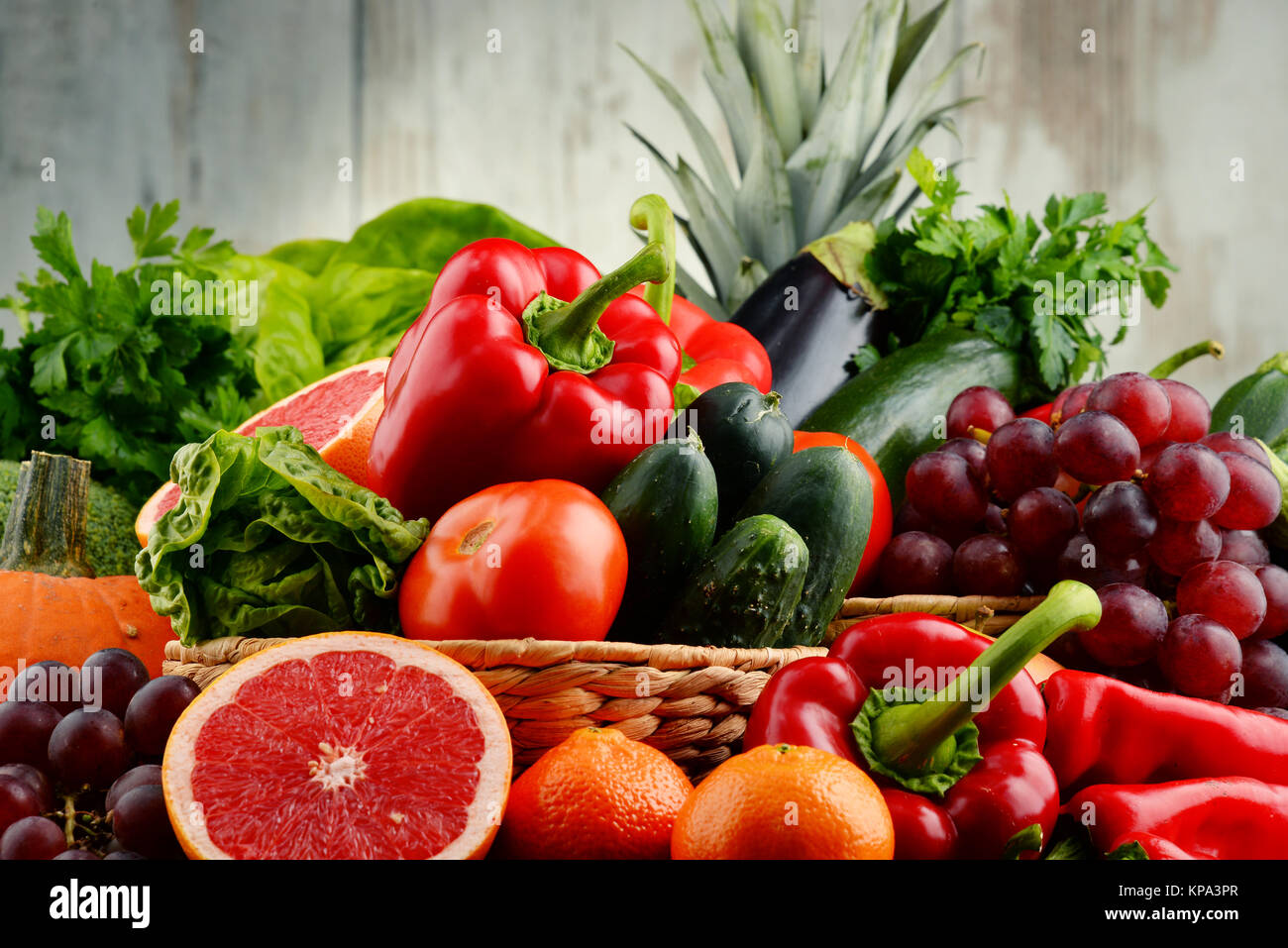 La composition avec variété de légumes et fruits Banque D'Images