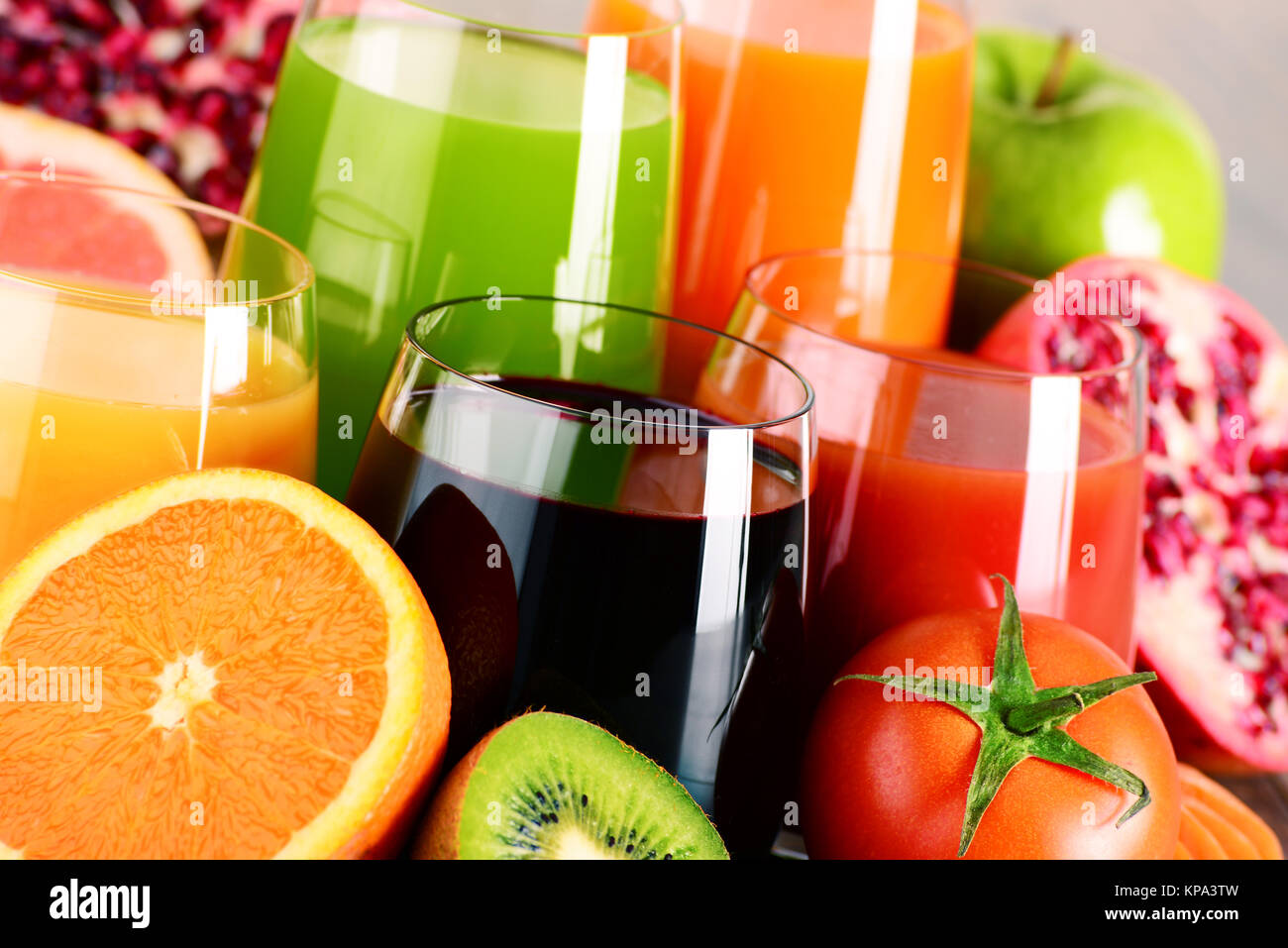 Verres de légumes biologiques frais et jus de fruits Banque D'Images