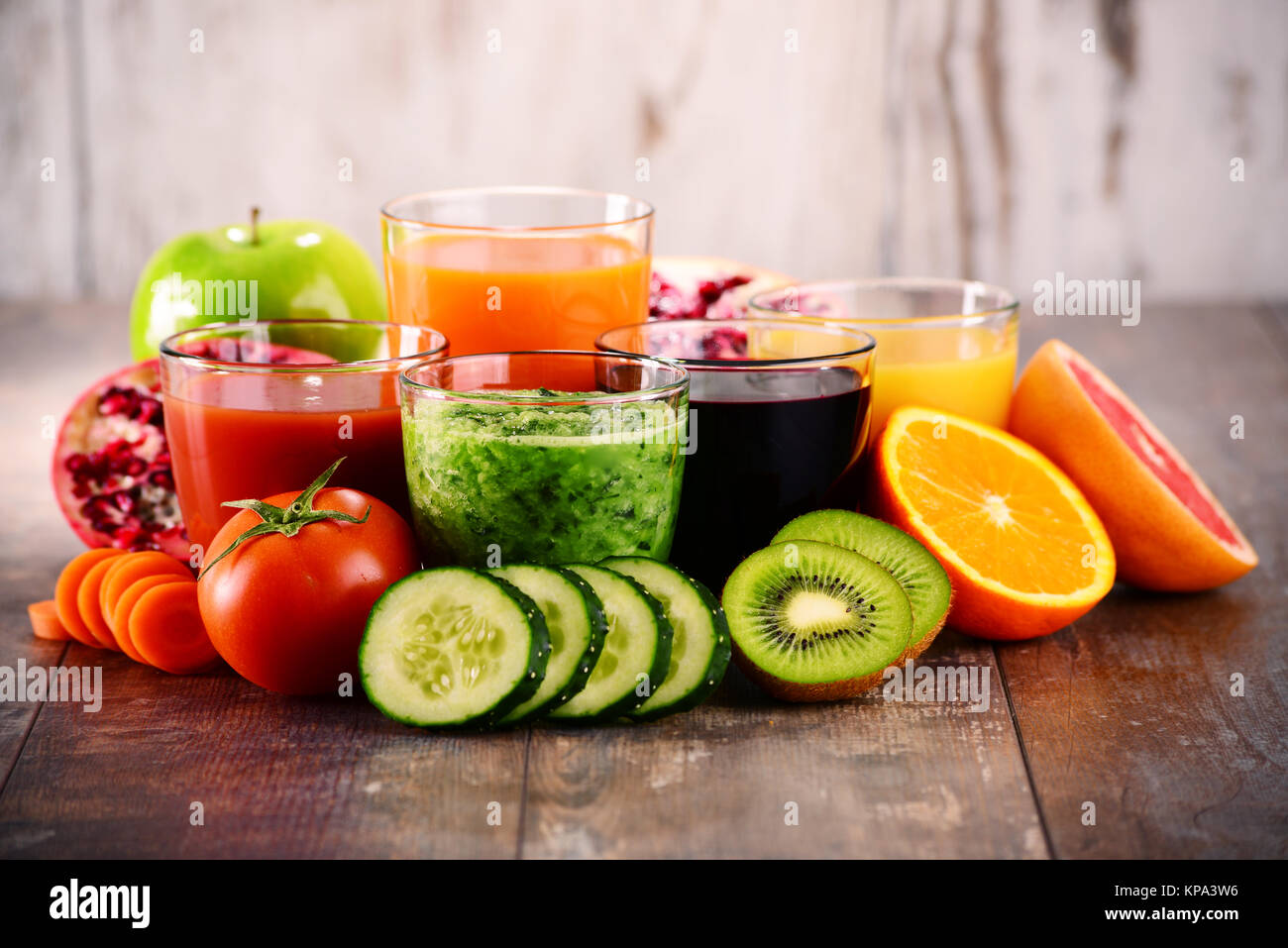 Verres de légumes biologiques frais et jus de fruits Banque D'Images