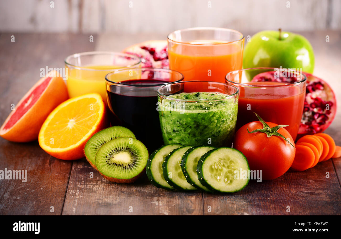 Verres de légumes biologiques frais et jus de fruits Banque D'Images