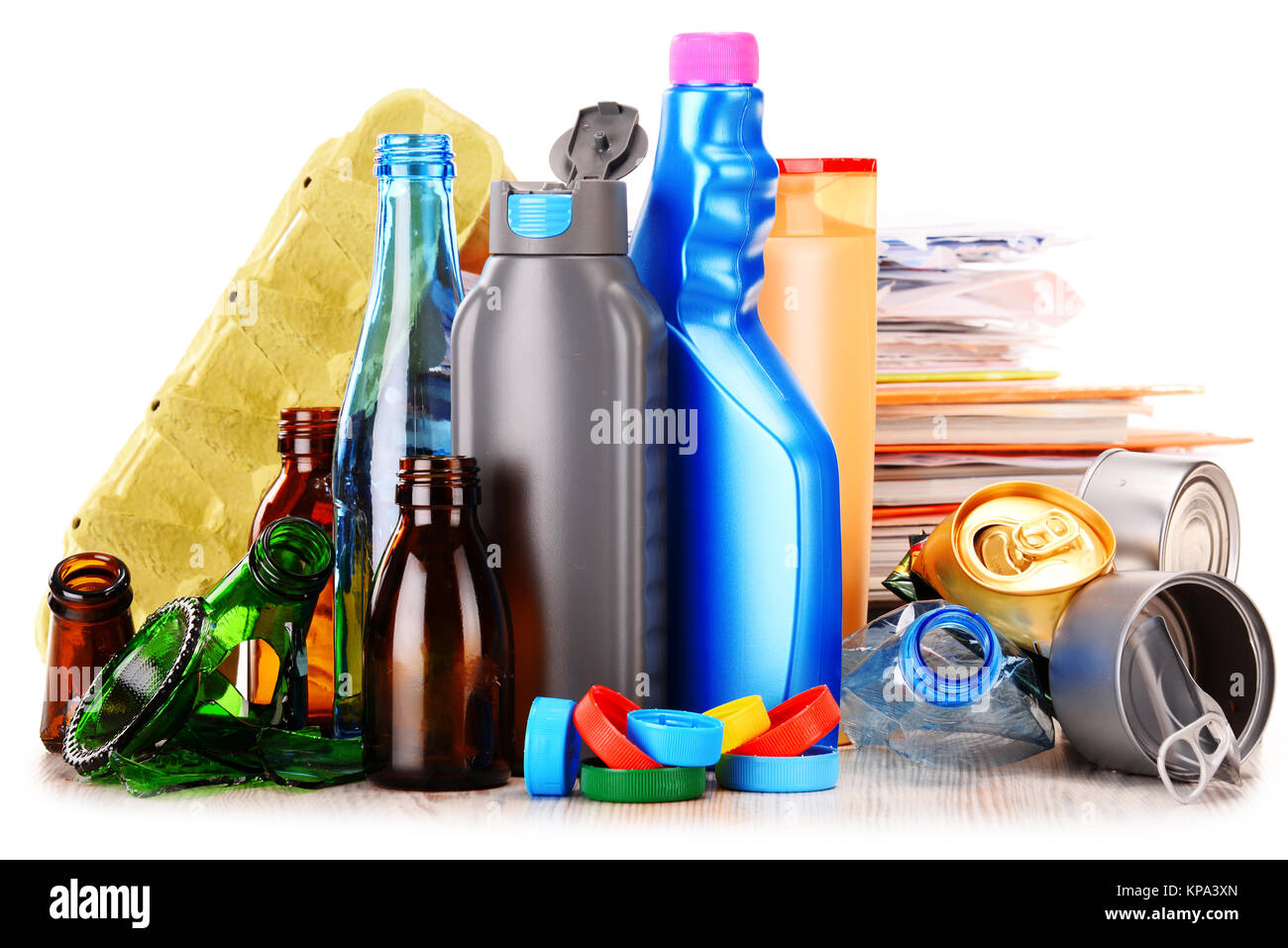 Recyclables constitués de verre, plastique, métal et papier Banque D'Images