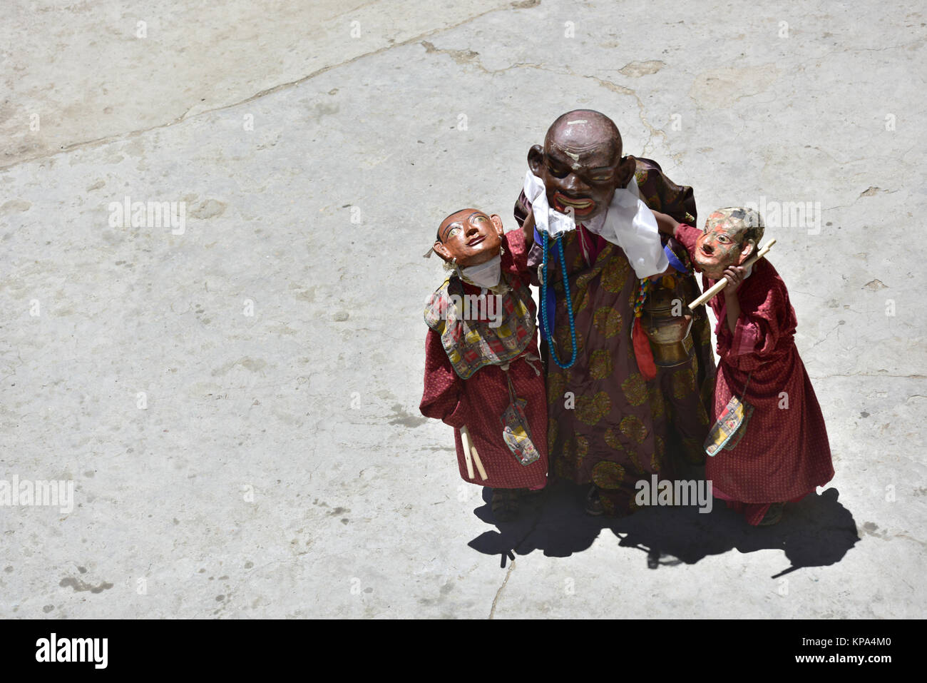 Festival bouddhiste, des lamas dans les masques dépeignent Khashin Khan et ses deux fils, l'Himalaya, au Tibet. Banque D'Images
