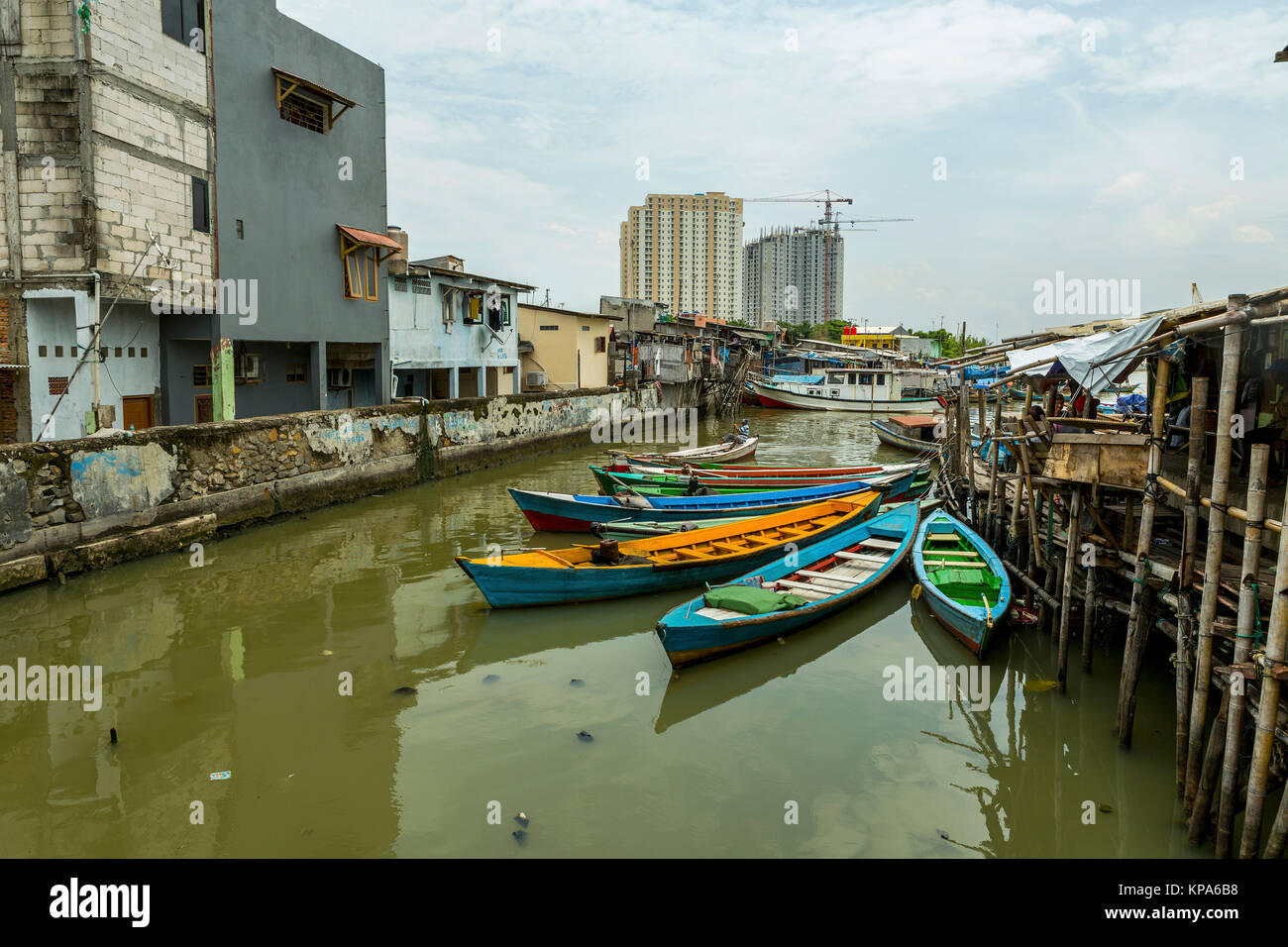 Vieux Port de Sunda Kelapa avec les bateaux de pêche, des navires et des quais, à Jakarta, Indonésie. Banque D'Images