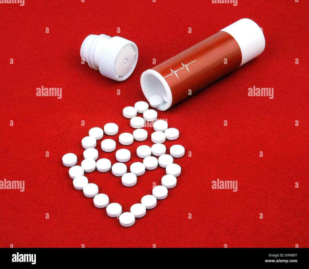 Les comprimés d'une maladie cardiaque sortir de boîtes sur un velours rouge. Banque D'Images
