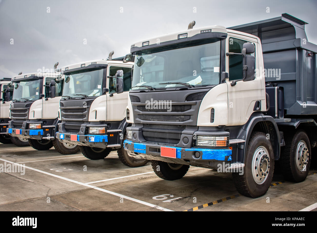 Photo de tout nouveaux camions à benne, à utiliser en construction site Banque D'Images