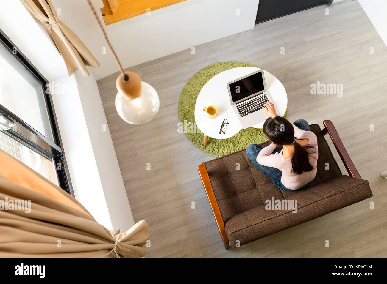 Vue de dessus de jeune femme l'utilisation de l'ordinateur portable à la maison Banque D'Images