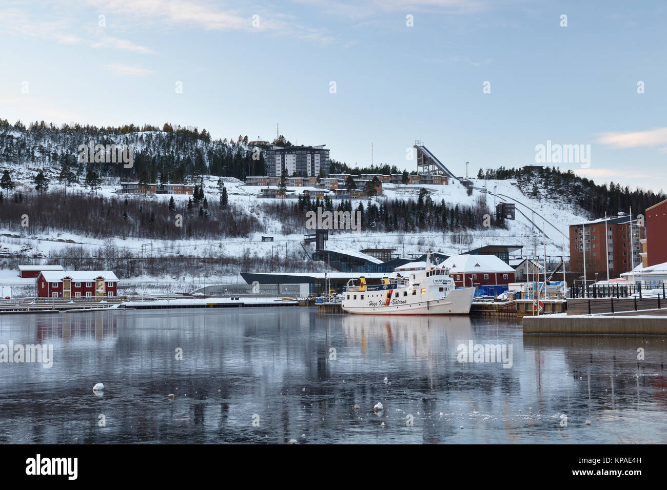 Ornskoldsvik,Sweden - Décembre 05,2017:Port dans la ville Ornskoldsvik dans le patrimoine de la haute-côte au nord de la Suède d'une journée froide avec de la glace sur la Banque D'Images
