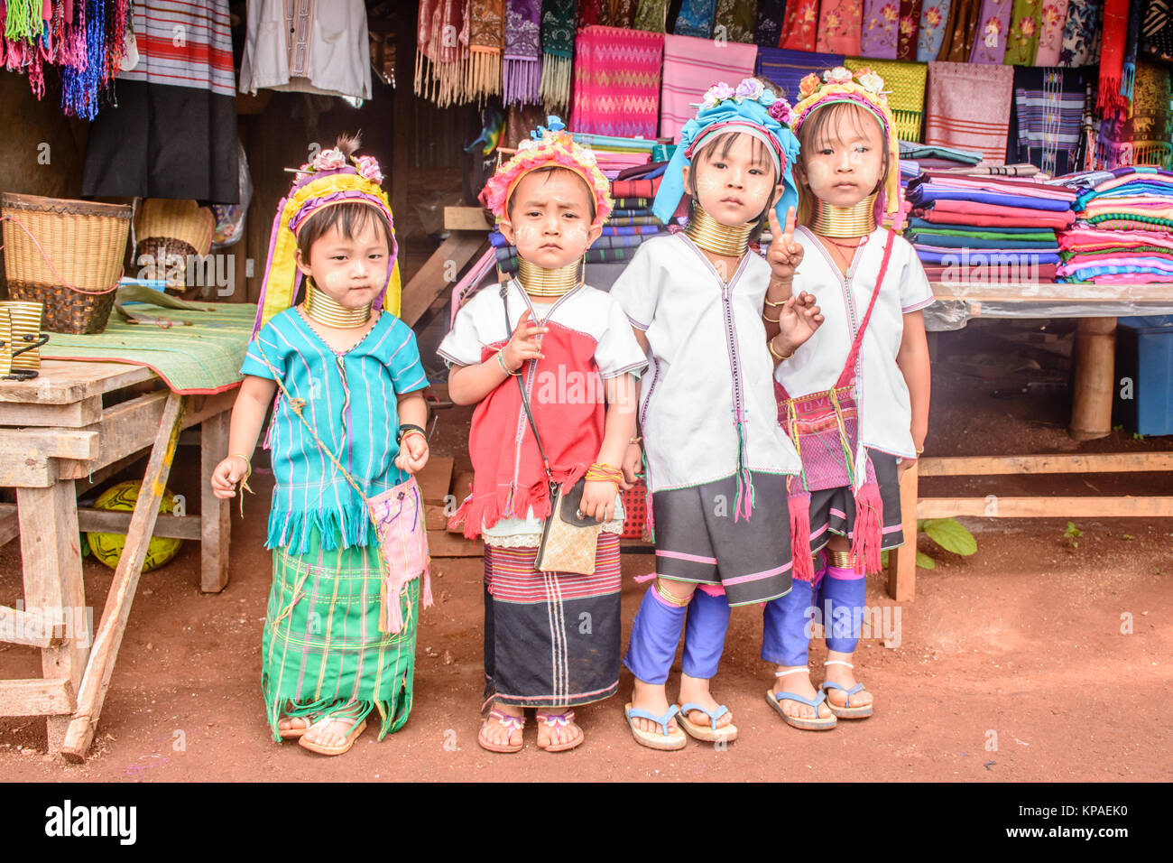Tribu Kayan Kayan, Enfants en village Kayan, l'État de Kayah, Myanmar, oct-2017 Banque D'Images