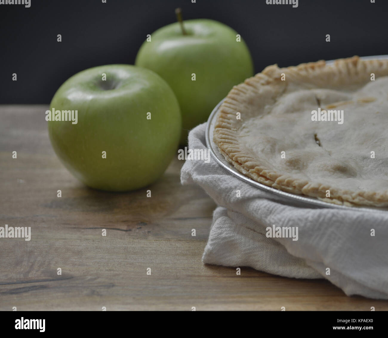 Une Tarte Aux Pommes Enveloppe Dans Torchon Blanc Sur La Table En