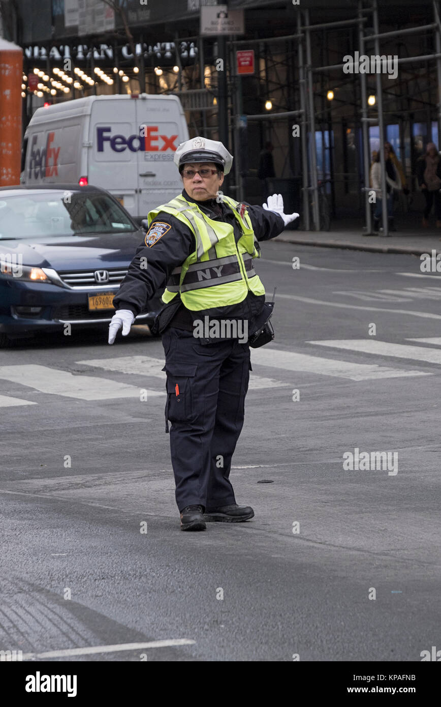 Une policière de diriger la circulation et gesticulant sur West 34th Street et 8th Avenue à Manhattan, NYC Banque D'Images
