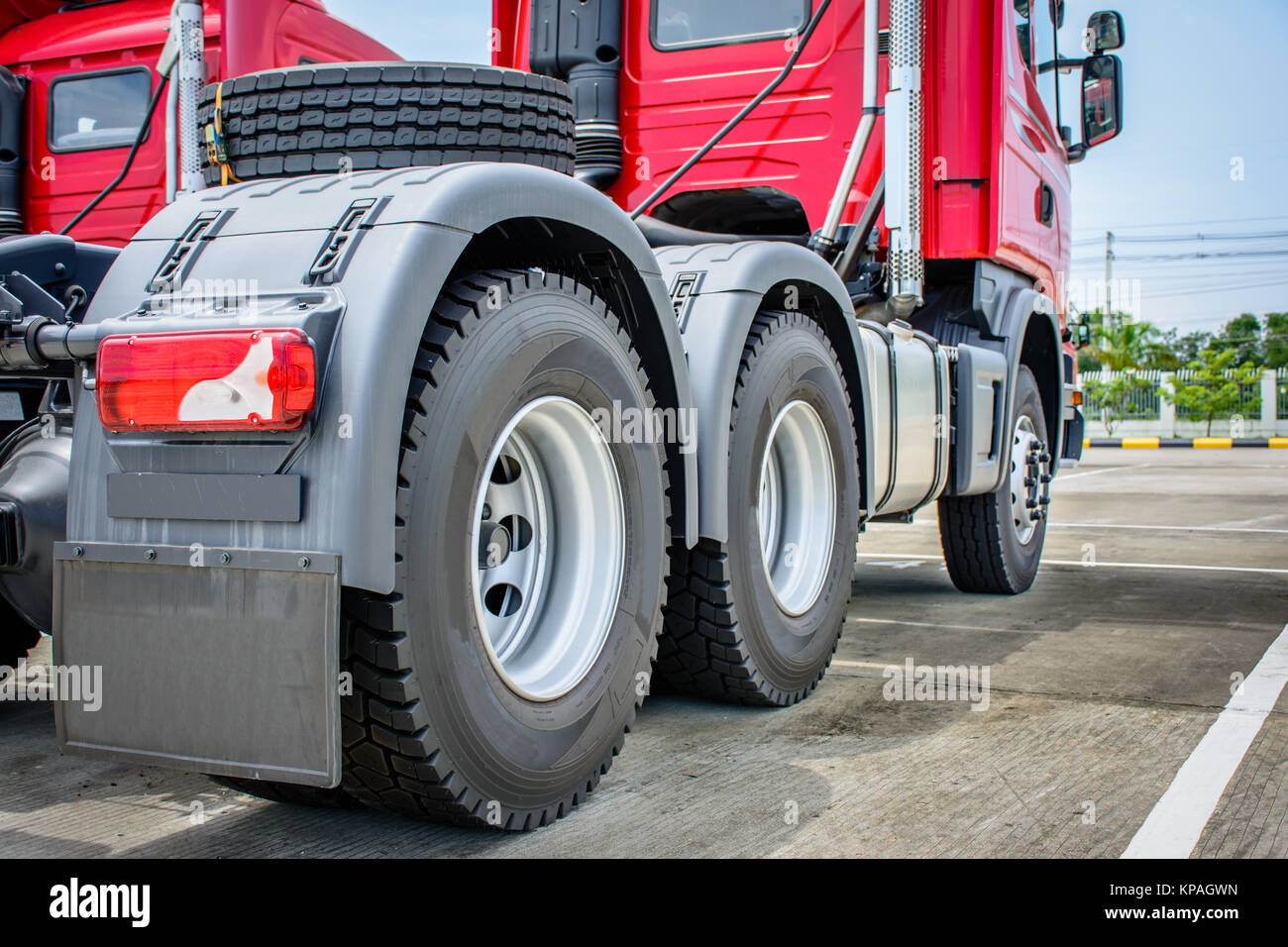 Les roues arrière et le corps du tracteur Banque D'Images