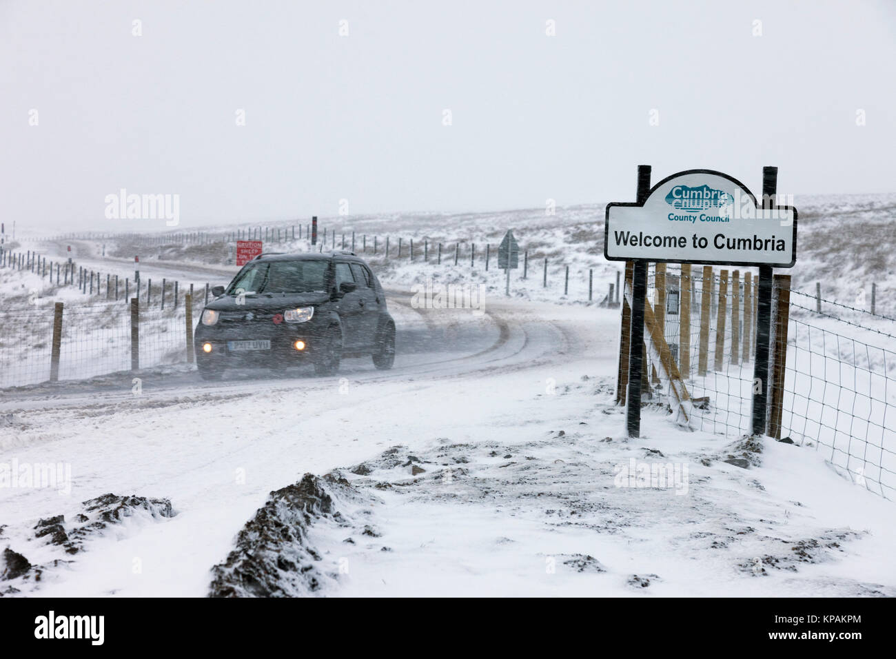 B6277, County Durham et Cumbria UK. Jeudi 14 décembre 2017. Météo britannique. Fortes averses de neige rendent la conduite automobile difficile sur la B6277 entre Middleton-in-Teesdale et Alston cet après-midi. Crédit : David Forster/Alamy Live News Banque D'Images