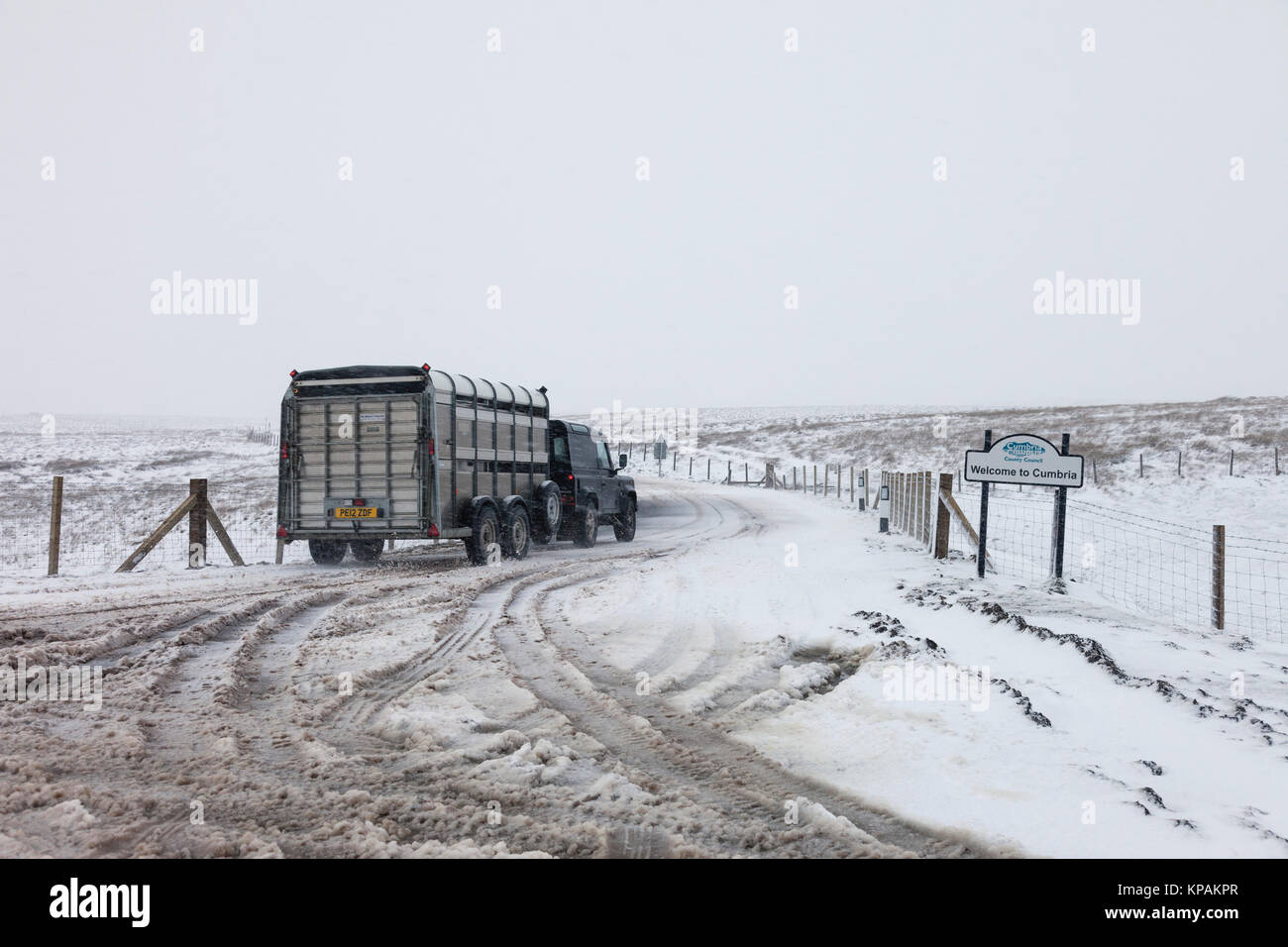 B6277, County Durham et Cumbria UK. Jeudi 14 décembre 2017. Météo britannique. Fortes averses de neige rendent la conduite automobile difficile sur la B6277 entre Middleton-in-Teesdale et Alston cet après-midi. Crédit : David Forster/Alamy Live News Banque D'Images