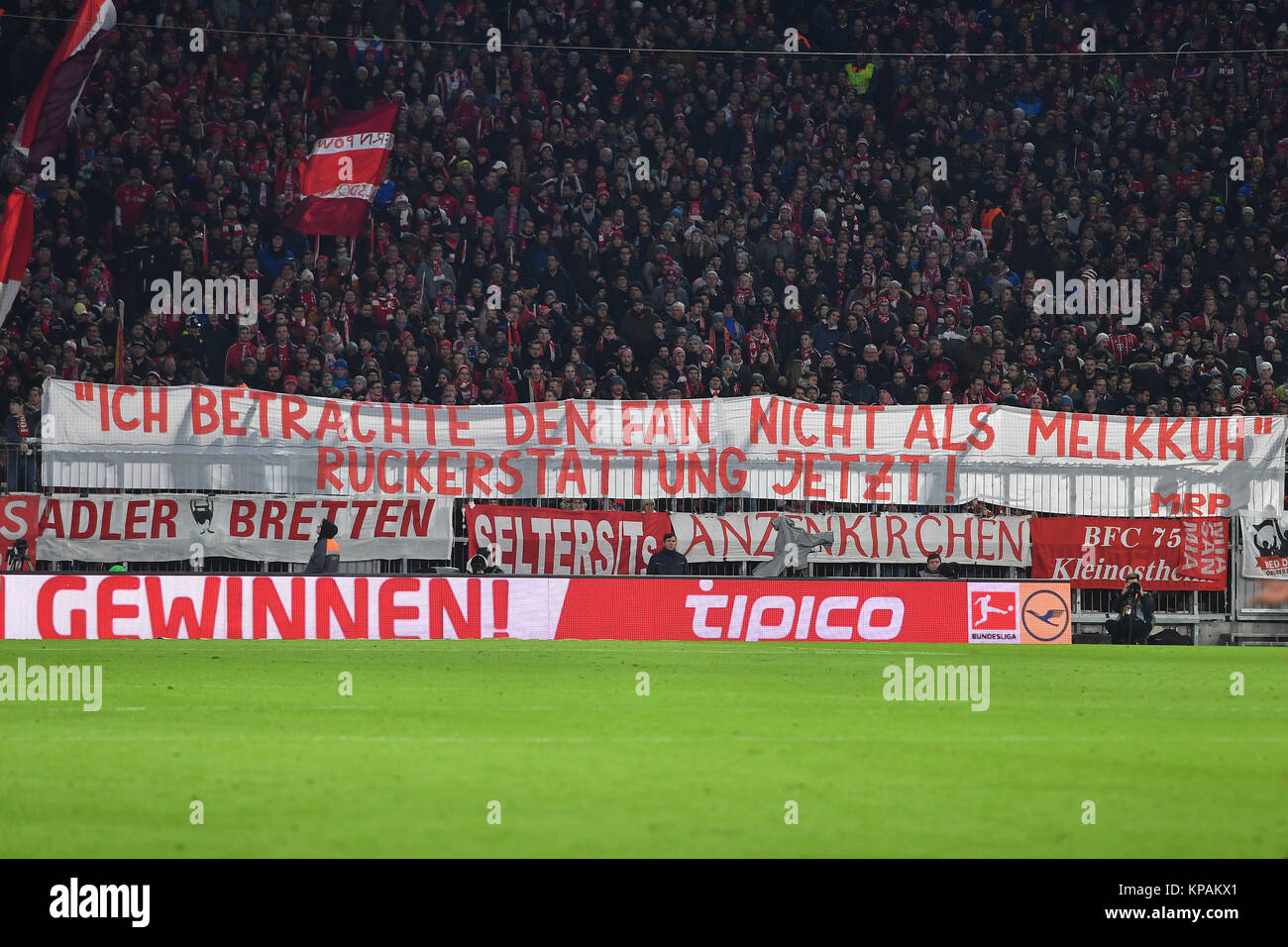 Muenchen, Deutschland. 13 Décembre, 2017. Ð'Melkkuh Bayern-Fans kritisieren Uli Hoeness avec einem Banner, Transparent, Fanprotest, Suedkurve Suedblock, Bayern, Fans, Fussballfans, les Ultras, Schickeria. Plakaten fordern sie die auf der Rueckerstattung Eintrittspreise. Fussball 1. Bundesliga, 16.Spieltag, Spieltag16, FC Bayern Munich (M)-1.FC Cologne (K) 1-0, am 13.12.2017 in Munich/Allemagne, A L L I A N Z A R E N A. |utilisée dans le monde entier : dpa Crédit/Alamy Live News Banque D'Images