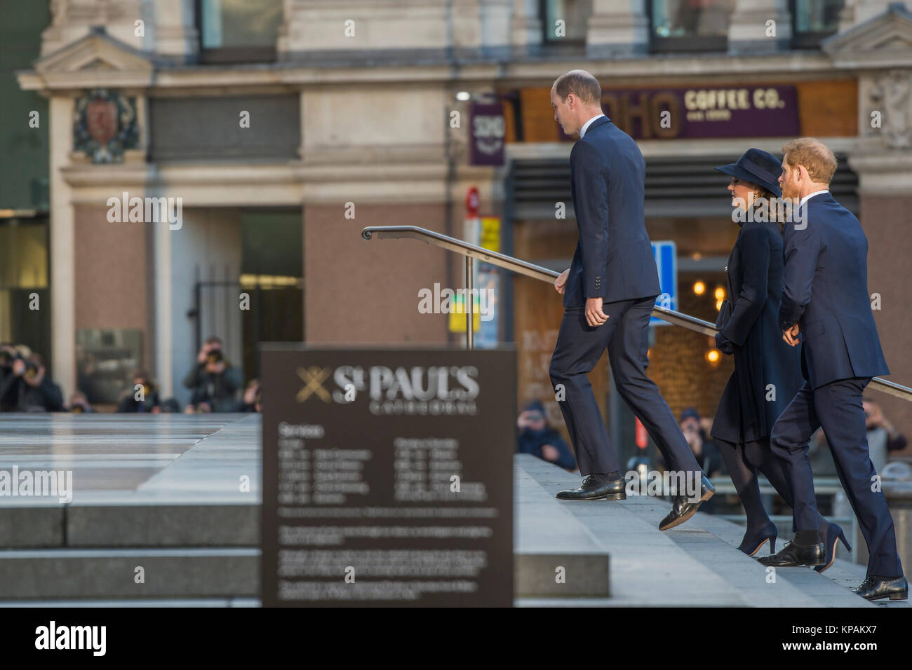 Londres, Royaume-Uni. 14 Décembre, 2017. Le prince William, Kate et le prince Harry arriver - Tour de Grenfell Service commémoratif à la Cathédrale St Paul exactement six mois après la catastrophe de la tour de Grenfell. Tour de Grenfell, les survivants et les familles des disparus et à l'ordre de service axés sur se souvenir de ceux qui ont perdu la vie, à offrir des messages de soutien pour les endeuillés, et sur l'offre de la force et de l'espoir pour l'avenir, pour ceux de toutes les religions et aucun. Londres 14 décembre 2017 Crédit : Guy Bell/Alamy Live News Banque D'Images