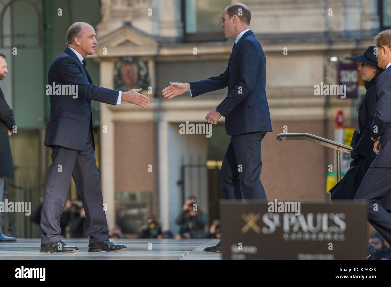 Londres, Royaume-Uni. 14 Décembre, 2017. Le prince William, Kate et le prince Harry arriver - Tour de Grenfell Service commémoratif à la Cathédrale St Paul exactement six mois après la catastrophe de la tour de Grenfell. Tour de Grenfell, les survivants et les familles des disparus et à l'ordre de service axés sur se souvenir de ceux qui ont perdu la vie, à offrir des messages de soutien pour les endeuillés, et sur l'offre de la force et de l'espoir pour l'avenir, pour ceux de toutes les religions et aucun. Londres 14 décembre 2017 Crédit : Guy Bell/Alamy Live News Banque D'Images