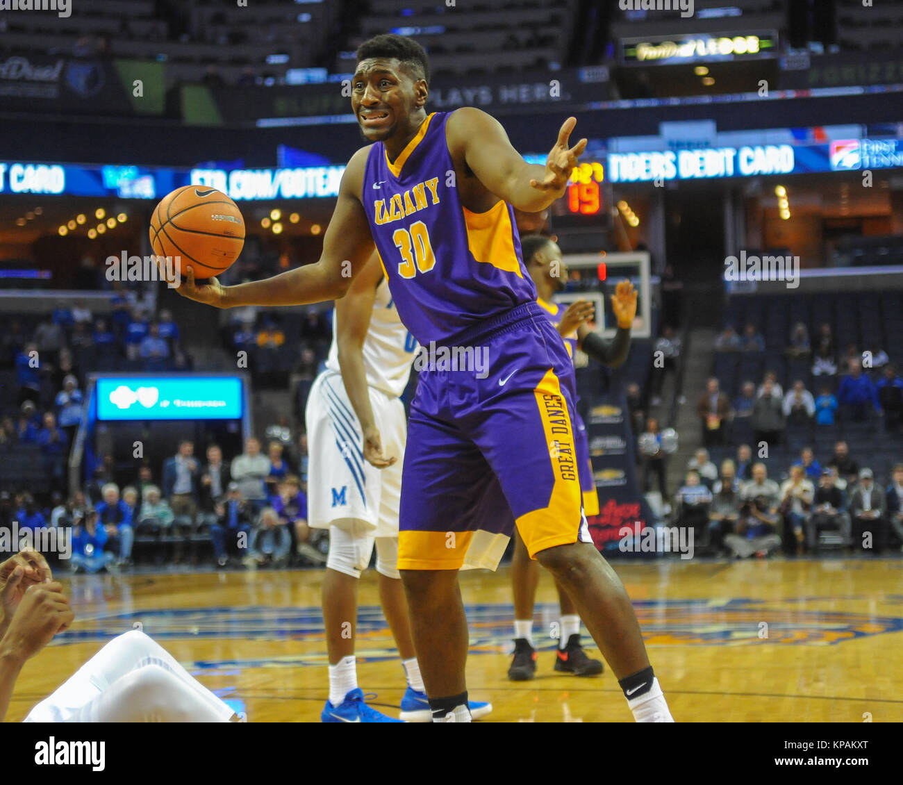 12 Décembre, 2017 ; Memphis, TN, USA ; Albany Great Danes en avant, TRAVIS CHARLES (30), se tourne vers l'arbitre dans la confusion, au cours d'un match de basket-ball de NCAA D1 avec les Memphis Tigers. Les Memphis Tigers mènent l'Albany Great Danes, 29-22, à la moitié. Kevin Langley/CSM Banque D'Images