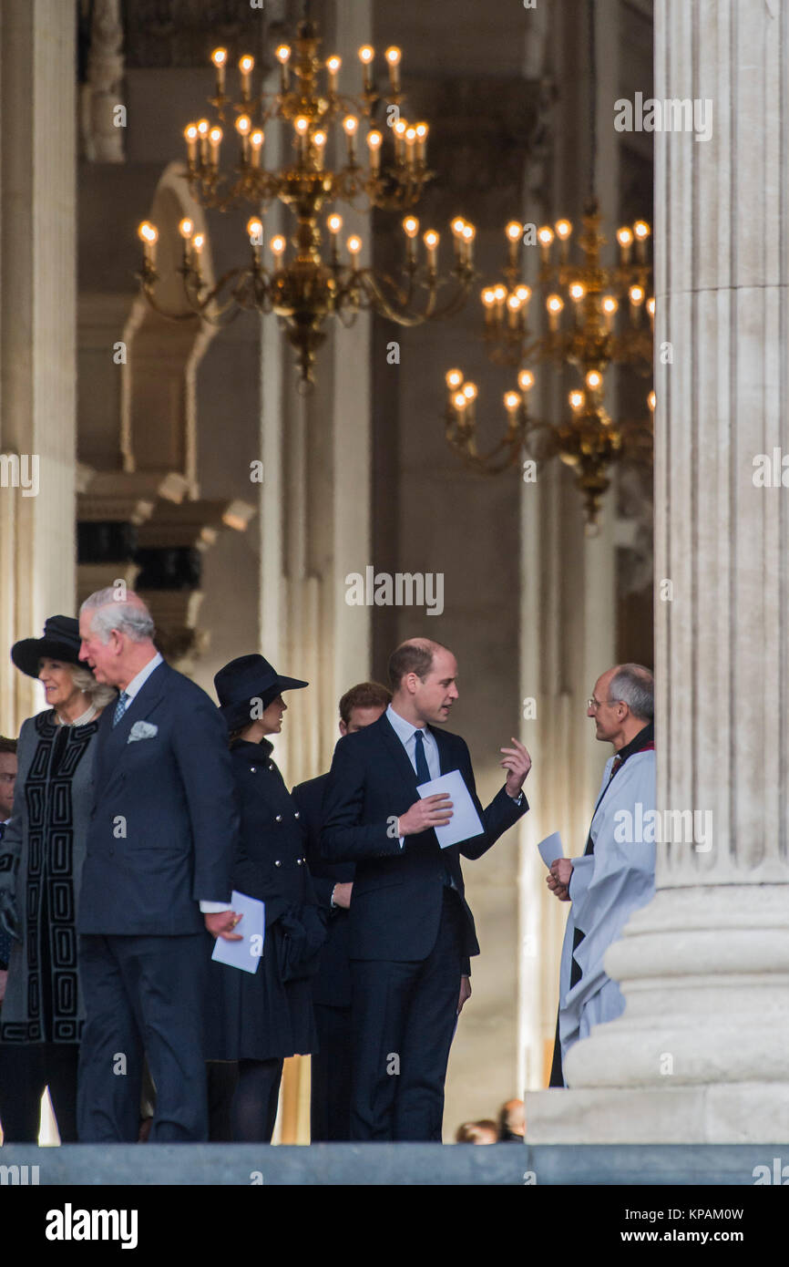 Londres, Royaume-Uni. 14 Décembre, 2017. Le Prince Charles et Camilla laisser suivie par le Prince William, Kate et le Prince Harry - Tour de Grenfell Service commémoratif à la Cathédrale St Paul exactement six mois après la catastrophe de la tour de Grenfell. Tour de Grenfell, les survivants et les familles des disparus et à l'ordre de service axés sur se souvenir de ceux qui ont perdu la vie, à offrir des messages de soutien pour les endeuillés, et sur l'offre de la force et de l'espoir pour l'avenir, pour ceux de toutes les religions et aucun. Londres 14 décembre 2017 Crédit : Guy Bell/Alamy Live News Banque D'Images
