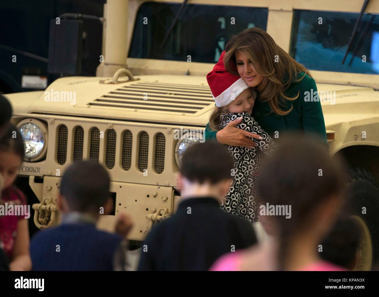 Washington, États-Unis d'Amérique. 13 Décembre, 2017. Première Dame des États-Unis Melania Trump étreignant un enfant au cours de l'assemblée annuelle de la fondation du Marine Corps Toys for Tots event at Joint Base Anacostia-Bolling Décembre 13, 2017 à Washington, DC. La Première Dame a suivi la longue tradition d'autres sapins Mesdames en aidant les enfants à faire des cartes, trié les jouets et honorer l'événement de bienfaisance Credit : Planetpix/Alamy Live News Banque D'Images