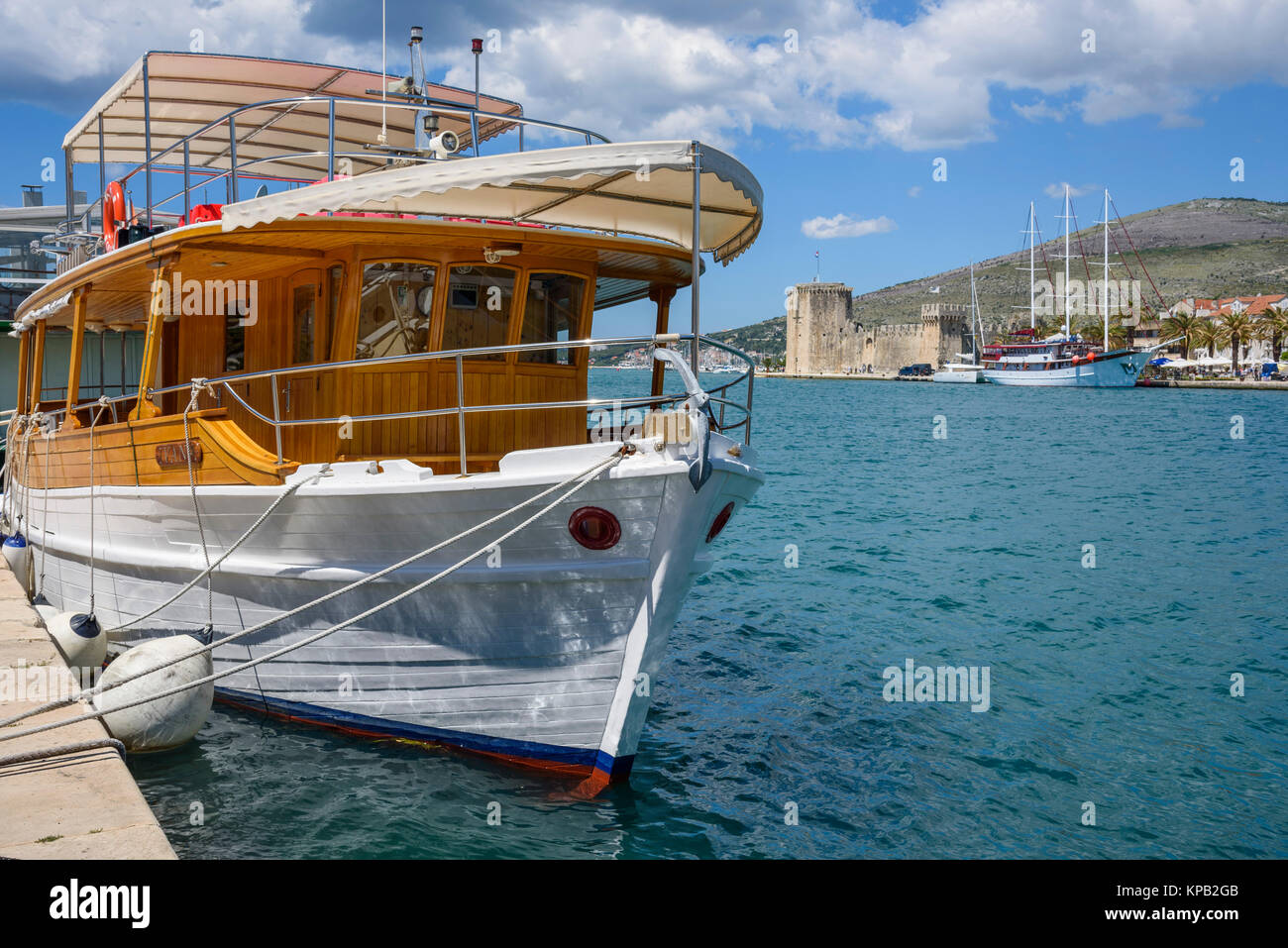 Yachts de croisière, la vieille ville de Trogir, Croatie Banque D'Images