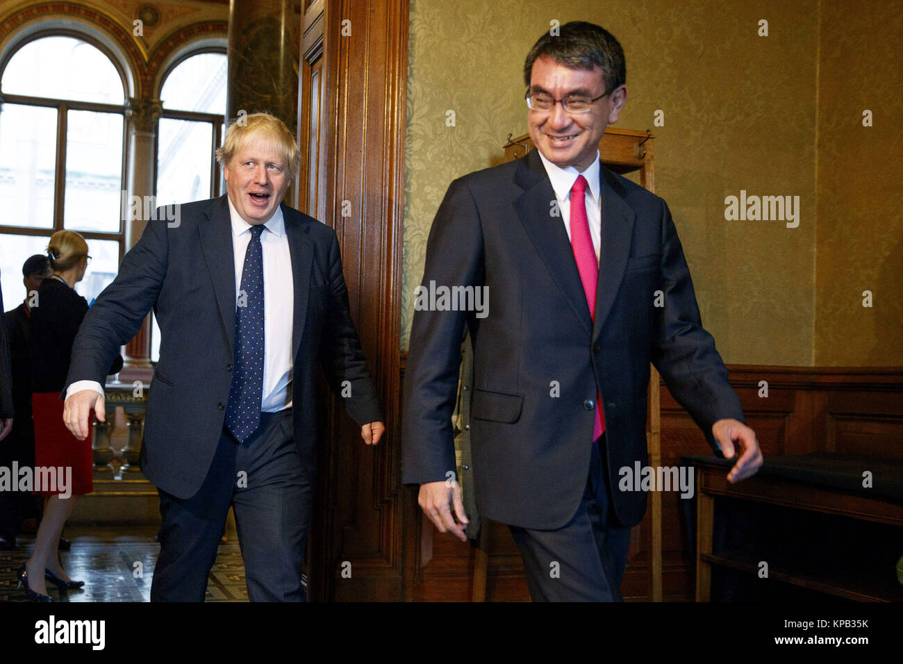 Secrétaire des affaires étrangères Boris Johnson (à gauche) avec le Ministre japonais des affaires étrangères Taro Kono au Foreign Office à Londres, pour des entretiens sur la sécurité et la coopération en matière de défense. Banque D'Images