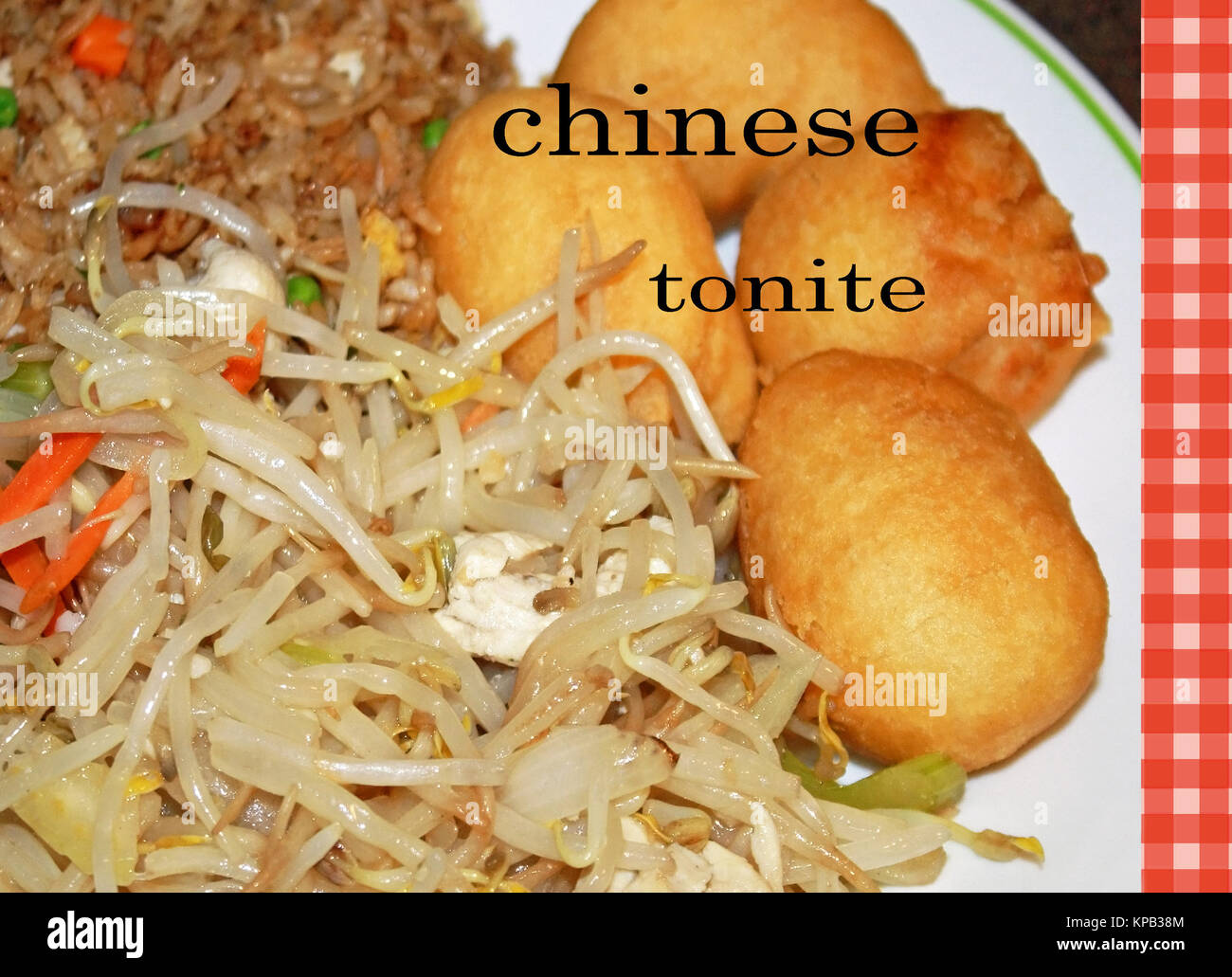 Prendre de la nourriture chinoise sur une assiette. Boules de poulet frit, poulet chop suey et riz frit au poulet avec légumes Banque D'Images