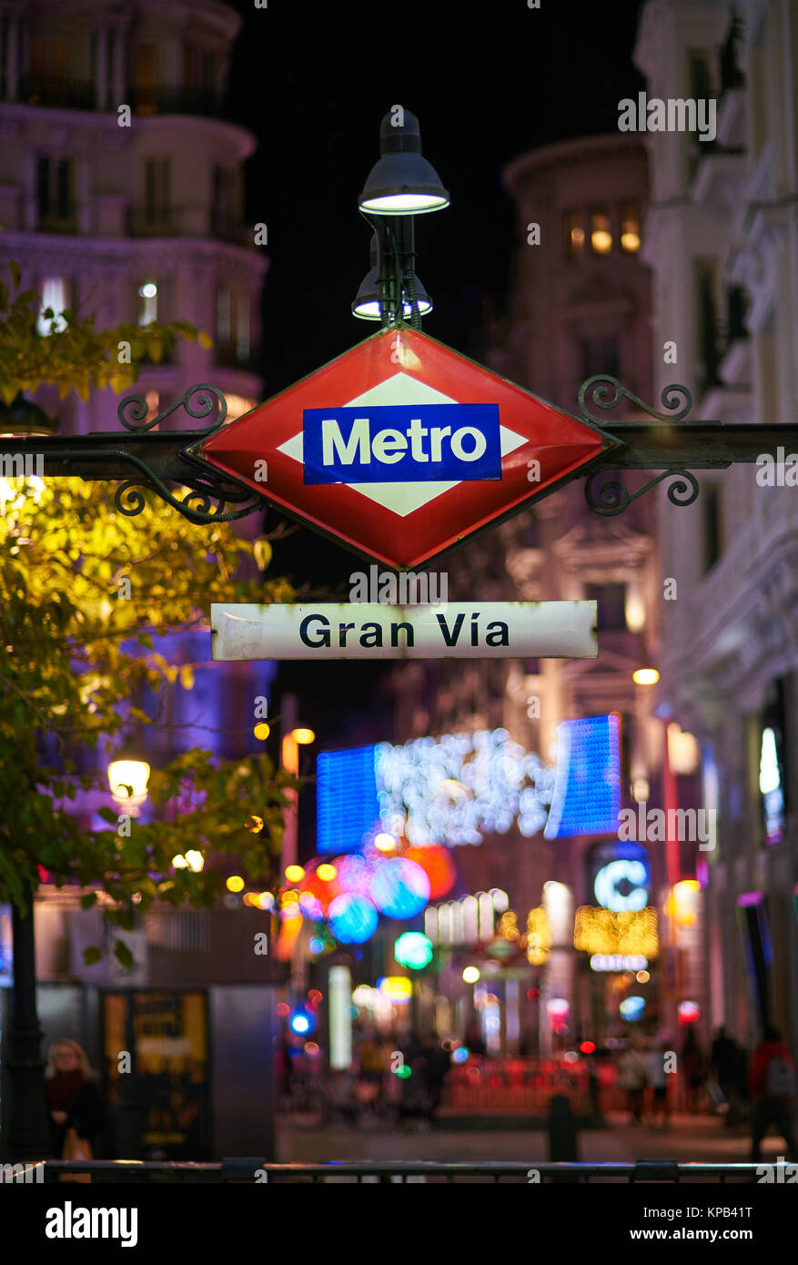 La station de métro Gran Vía pancarte de nuit avec la Gran Vía et des rues Hortaleza illuminée par des lumières de Noël. Madrid, Espagne Banque D'Images