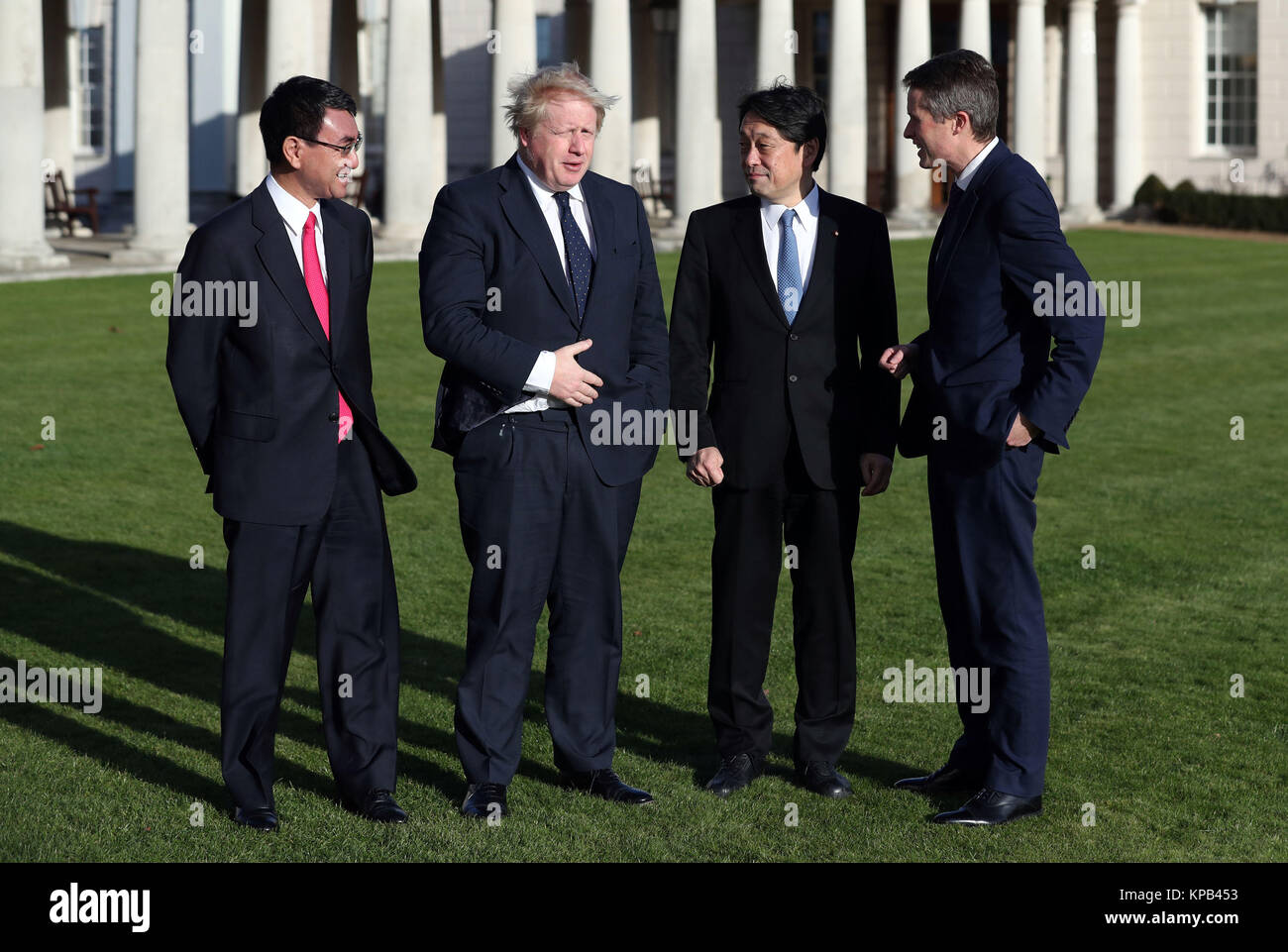 Secrétaire des affaires étrangères Boris Johnson (2e à gauche) et le secrétaire à la défense, Gavin Williamson (à droite) aux côtés de leurs homologues japonais, le ministre de la Défense Itsunori Onodera (deuxième à droite) et le Ministre des affaires étrangères Taro Kono (à gauche) au National Maritime Museum de Londres, pour des entretiens sur la sécurité et la coopération en matière de défense. Banque D'Images