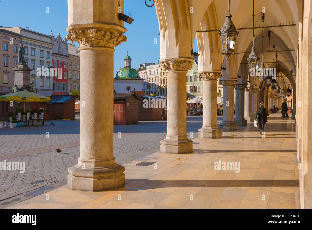 Pologne Arcade, vue d'une colonnade sur le côté est de l'ère de la Renaissance dans la Halle de la place du marché dans la vieille ville de Cracovie, Pologne. Banque D'Images