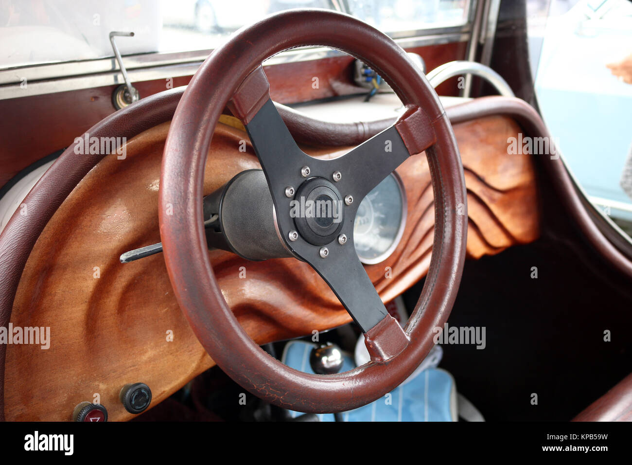 Tableau de bord et volant en bois voiture oldtimer Banque D'Images
