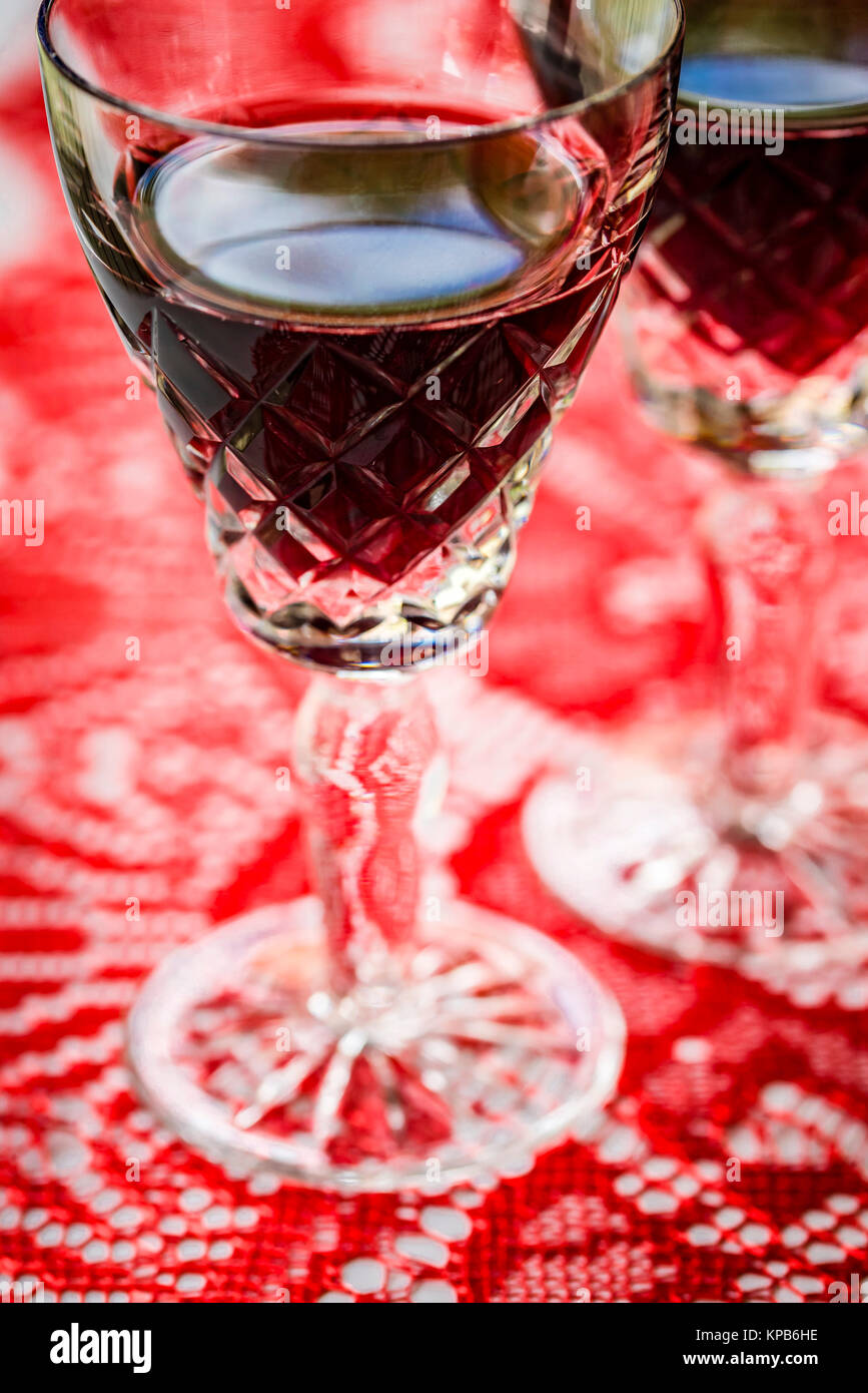 Deux verres de vin rouge et blanc Banque de photographies et d’images à haute résolution Alamy