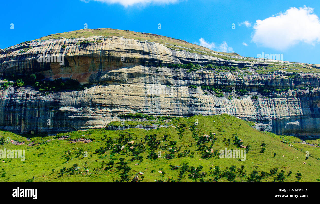 Couleur extérieure paysage pittoresque photo d'une roche massive / Hill dans le Golden Gate National Park, Drakensberg, Afrique du Sud, avec de l'herbe et d'arbres Banque D'Images