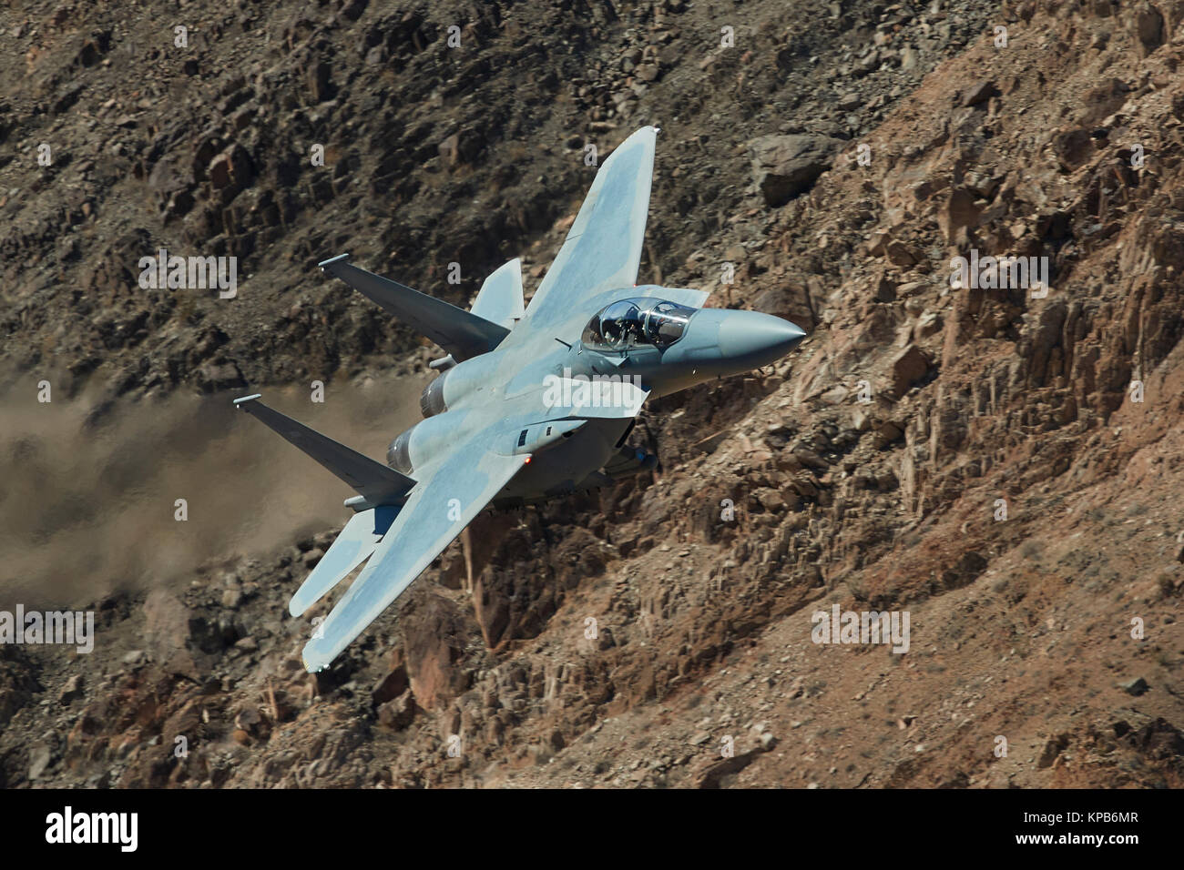 Des F-15, Strike Eagle, Jet Fighter Bomber, volant à haute vitesse et faible niveau par Rainbow Canyon, en Californie. Banque D'Images