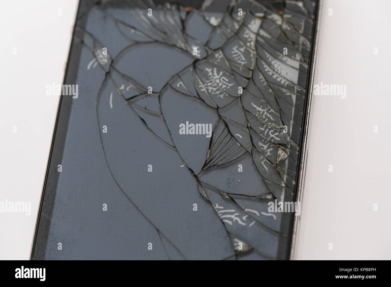 Une deuxième génération iPhone fissuré sur un fond blanc Banque D'Images