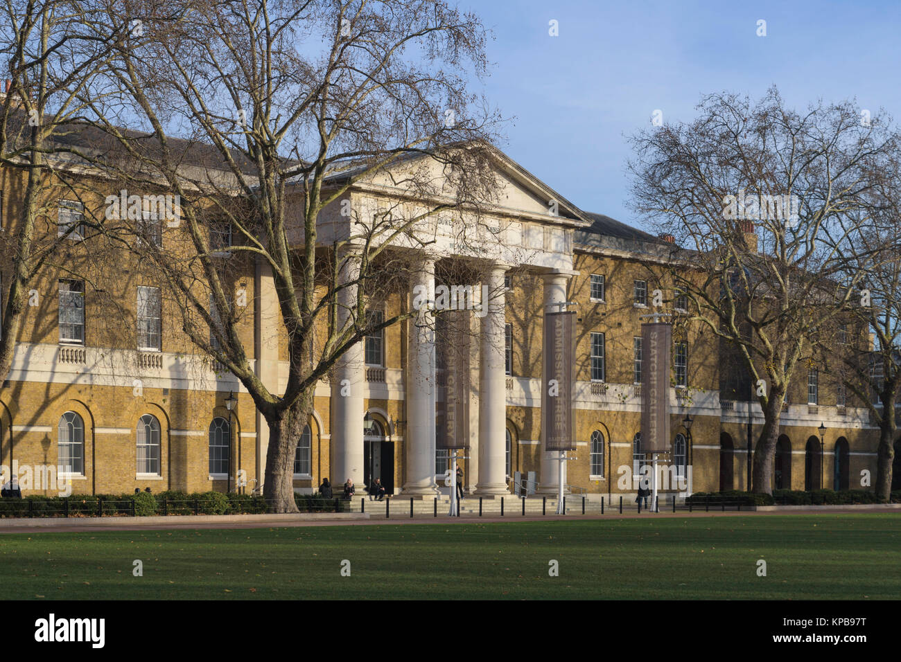 Extérieur de la Saatchi Gallery à l'ancienne caserne du duc d'York, Chelsea, Londres, Angleterre, Royaume-Uni Banque D'Images