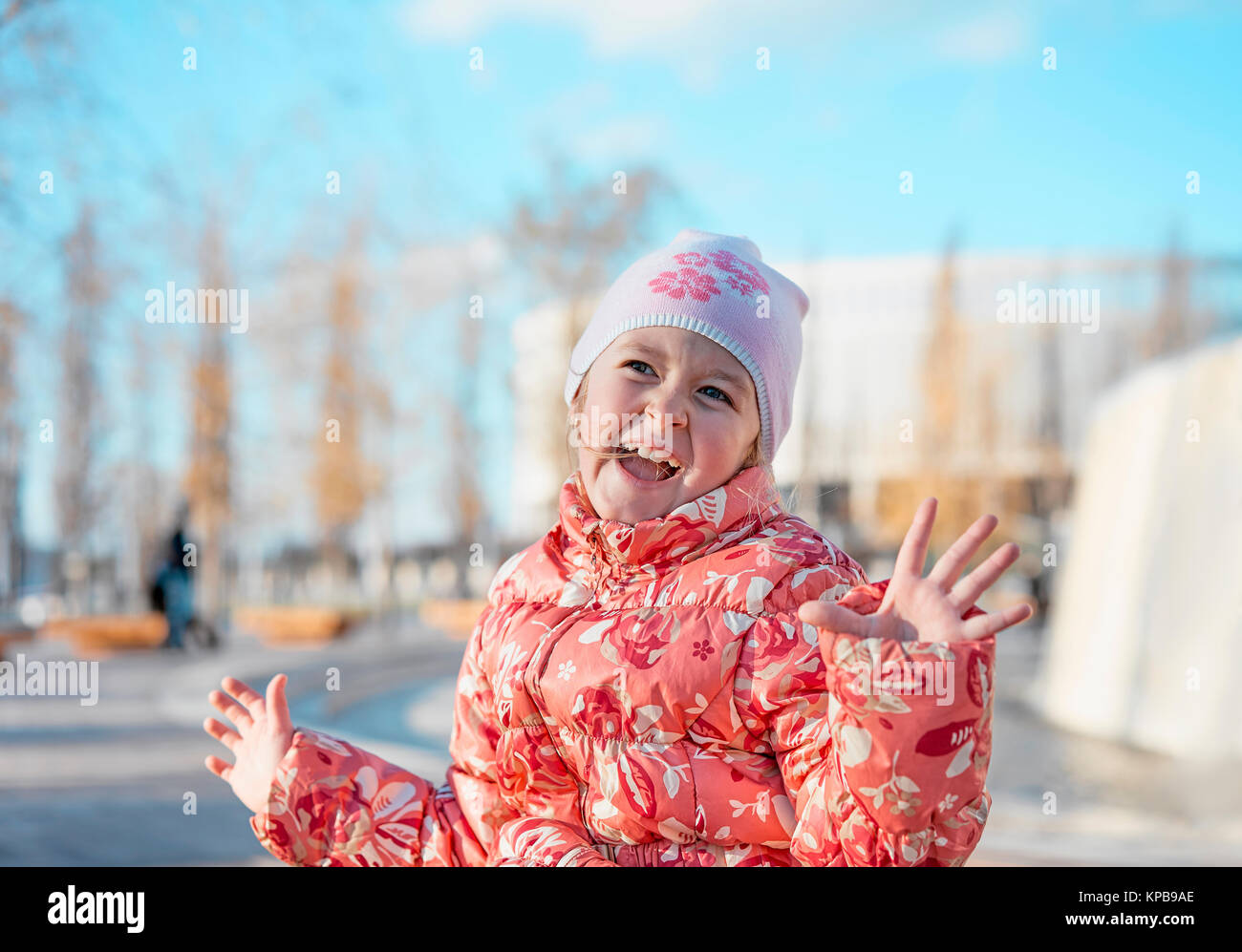 Petite fille marche dans autumn Park Banque D'Images