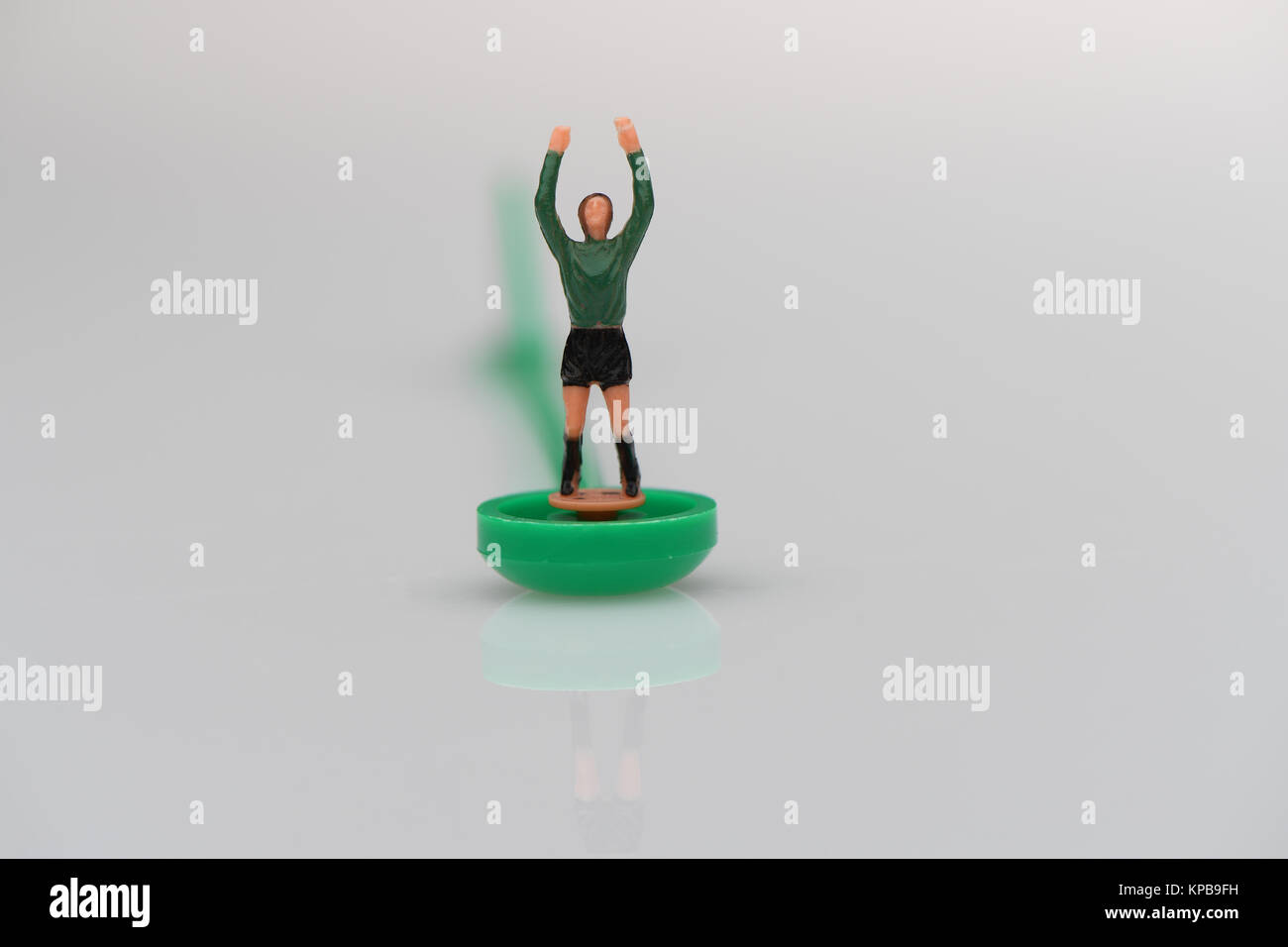 Un gardien de but Subbuteo sur fond blanc. Concept possible utilisation. Banque D'Images