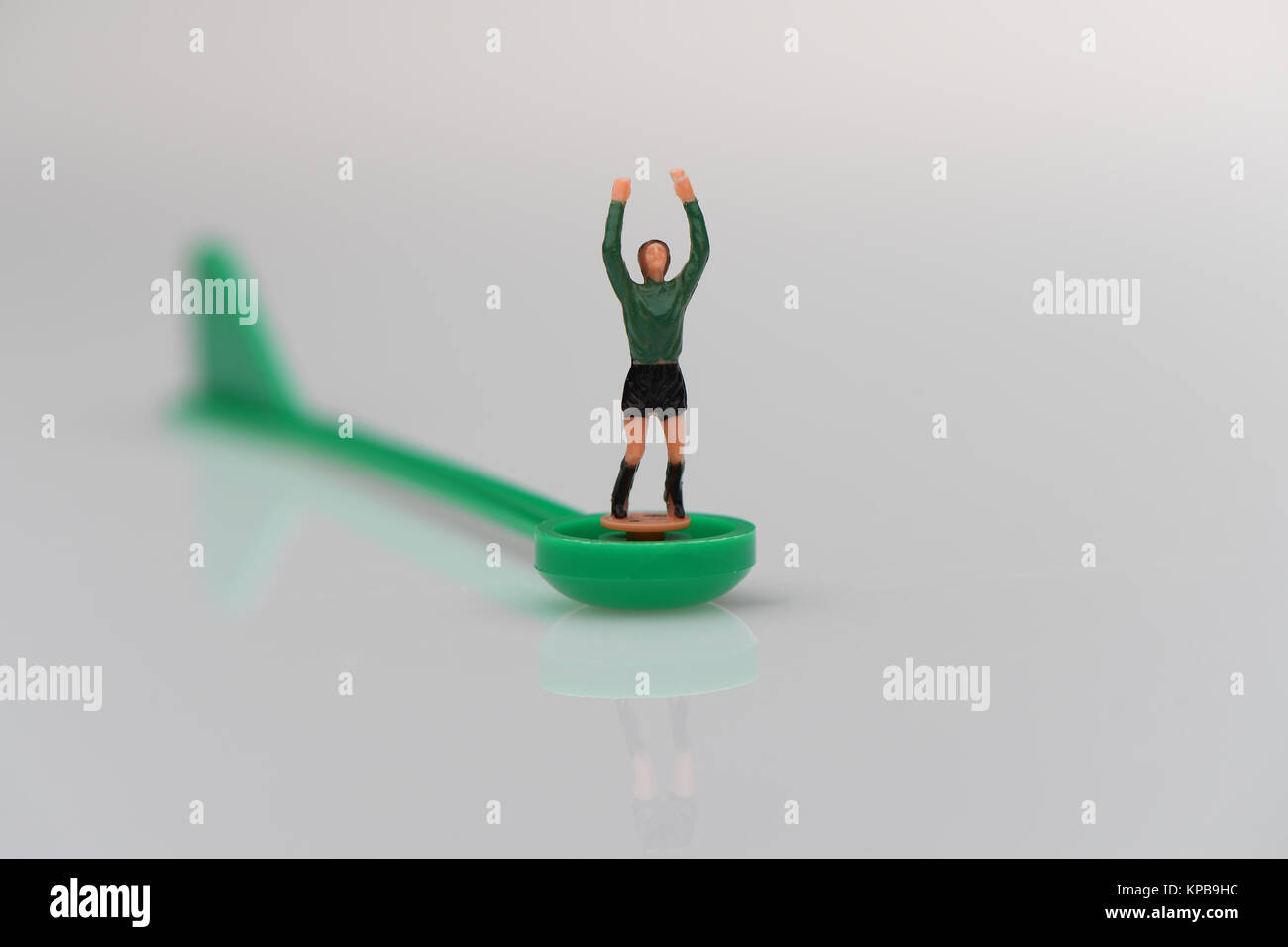 Un gardien de but Subbuteo sur fond blanc. Concept possible utilisation. Banque D'Images